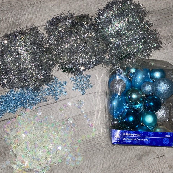 Christmas items - Picture 1 of 5